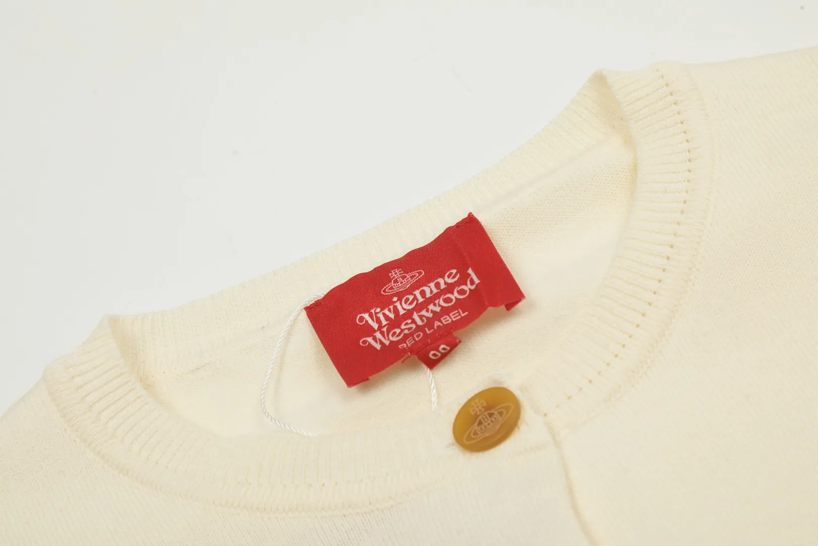 VIVI115 # vivienne west wood Vivienne classic knitted sweater wool cardigan 2024 autumn latest style Exclusive and highest quality on the entire network Order with confidence - 🧩 15% merino cotton wool 85% wool blend 🧩Correct Italian 🇮🇹100% wool washed wheat logo 🧩Original purchase, real mold opening 🧩Original purchase records and comparison pictures can be provided. Place your order with confidence. 🧩Instant sale of all Taobao 300+ versions. The purchasing quality is excellent. It is definitely not a copywriter party. It is a real good product. The real product far exceeds the budget. Size: S -M- L. Color: black, white, light green, purple, apricot.
